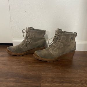 Green Suede Sorel wedge Booties size 10